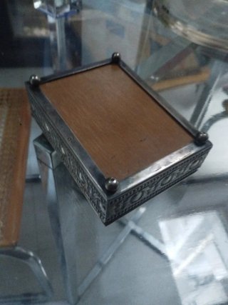 Caja antigua decorada
