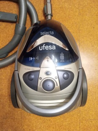 Aspiradora Ufesa Selecta con accesorios