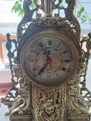 Reloj de mesa antiguo dorado