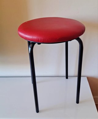Taburete metálico acolchado negro y rojo