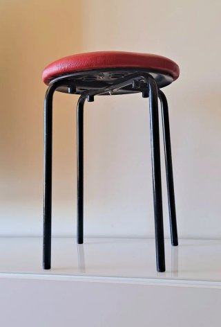 Taburete metálico acolchado negro y rojo