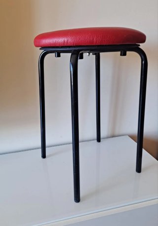 Taburete metálico acolchado negro y rojo
