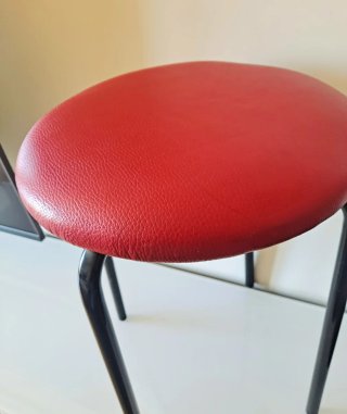 Taburete metálico acolchado negro y rojo