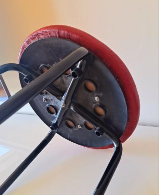 Taburete metálico acolchado negro y rojo