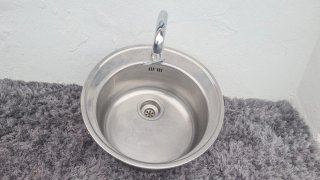 Fregadero de metal plateado con grifo