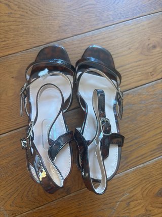 Sandalias de tacón con estampado tortuga