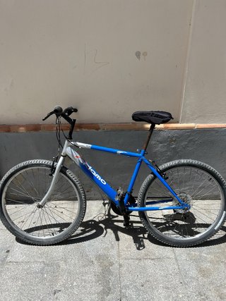 Bicicleta de montaña azul y plateada