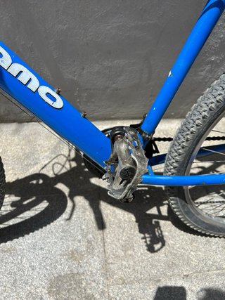 Bicicleta de montaña azul y plateada