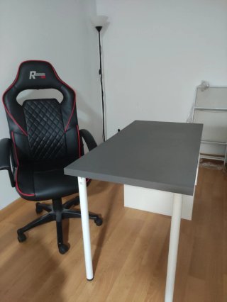 Escritorio con cajonera blanca y patas