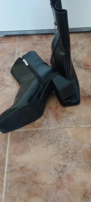 Botines negros de tacón cuadrado