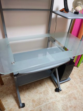 Escritorio ordenador cristal y metal