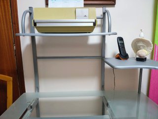 Escritorio ordenador cristal y metal