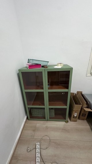 Vitrina pintada con vidrio y madera