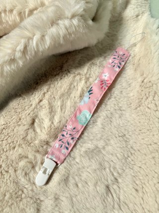 Prendedor de chupeta floral rosa