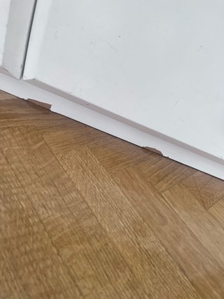 Estantería blanca y madera