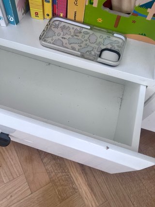 Estantería blanca y madera