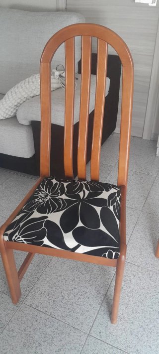 Mesa comedor y 5 sillas a juego