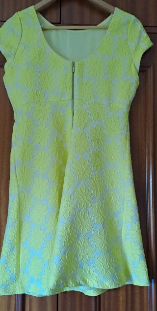 Radiante vestido en amarillo