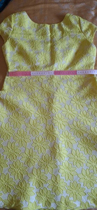 Radiante vestido en amarillo