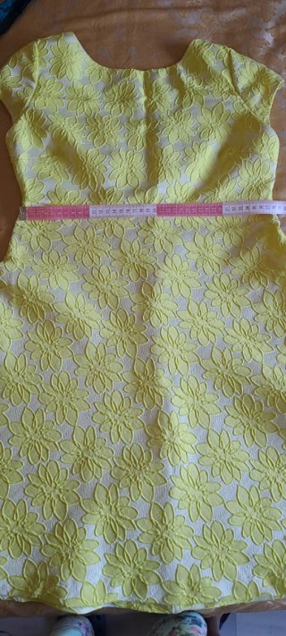 Radiante vestido en amarillo
