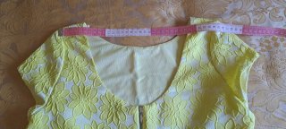 Radiante vestido en amarillo