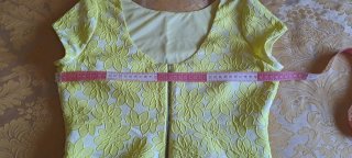 Radiante vestido en amarillo