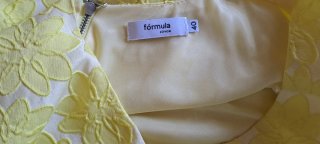 Radiante vestido en amarillo
