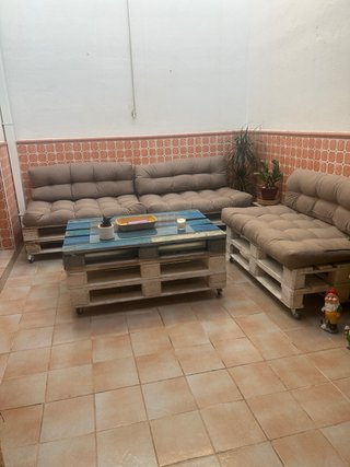 Sofá y mesa de palets para terraza