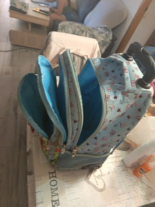Mochila con ruedas y estampado floral
