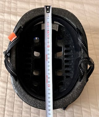 Casco Negro con Diseños Gráficos