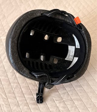 Casco Negro con Diseños Gráficos