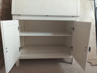 Escritorio IKEA blanco con puertas y estantes