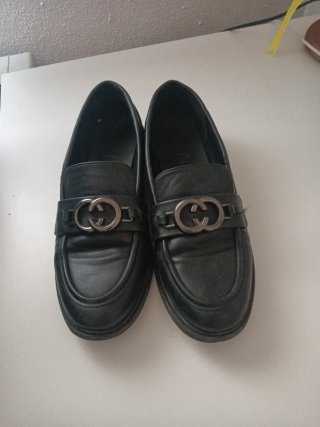 Zapatos negros mocasines con logo