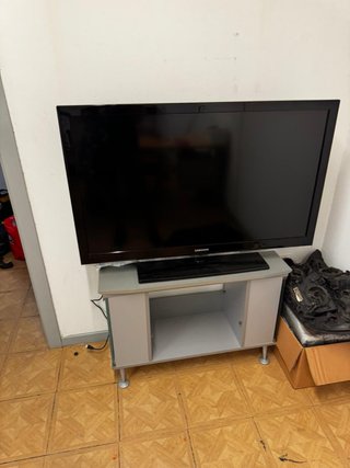TV Samsung (55 p -no smart TV)con mesa gris