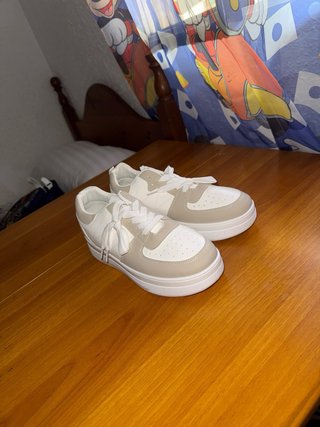 Zapatillas deportivas beige y blancas T39