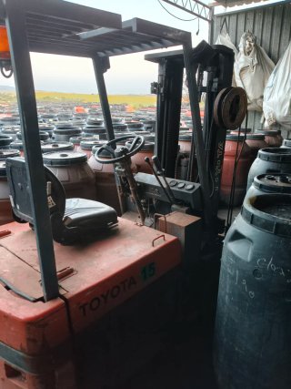 Carretilla elevadora Toyota eléctrica AVERIADA