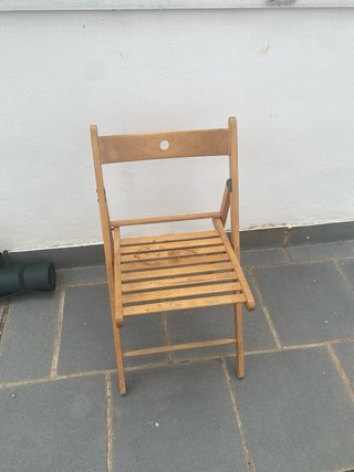 Silla plegable de madera en buen estado