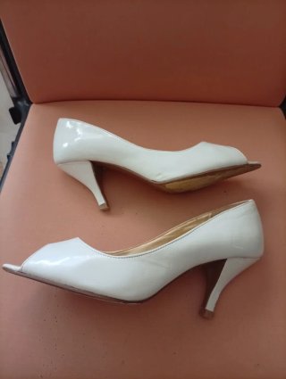 Zapatos charol blancos tacón N.40