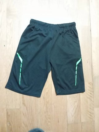 Pantalones cortos deportivos negros y verdes
