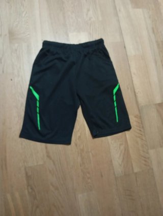 Pantalones cortos deportivos negros y verdes