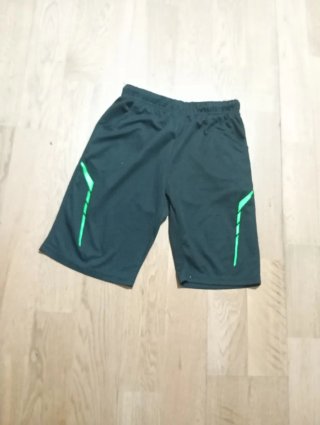Pantalones cortos deportivos negros y verdes