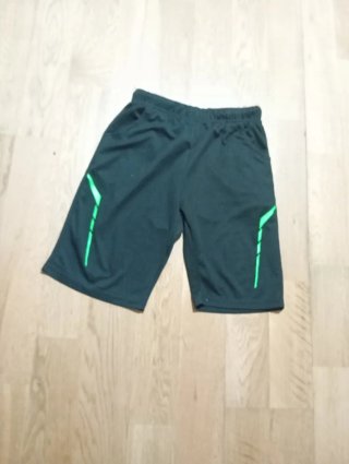 Pantalones cortos deportivos negros y verdes