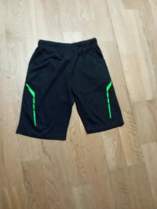 Pantalones cortos deportivos negros y verdes