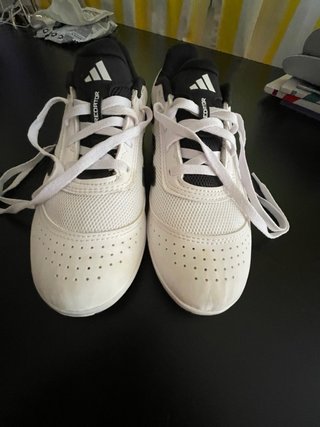 •Zapatillas Fútbol Sala Blancas y Negras.