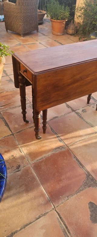 Mesa antigua de nogal