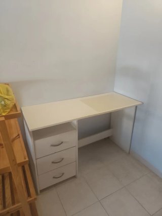Escritorio de madera blanco