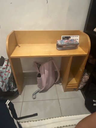 Escritorio de madera para estudio