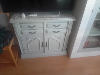 Mueble de salón con mármol y madera