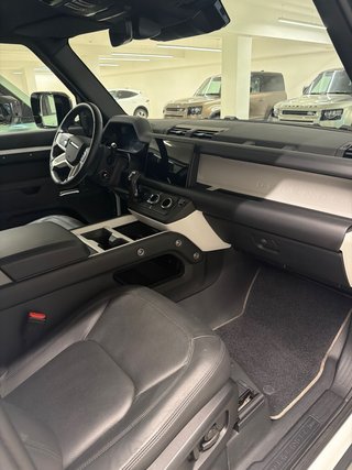 Land Rover Defender 2024