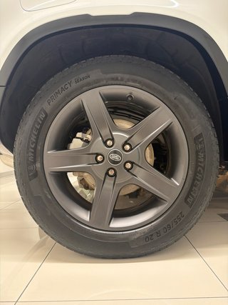 Land Rover Defender 2024